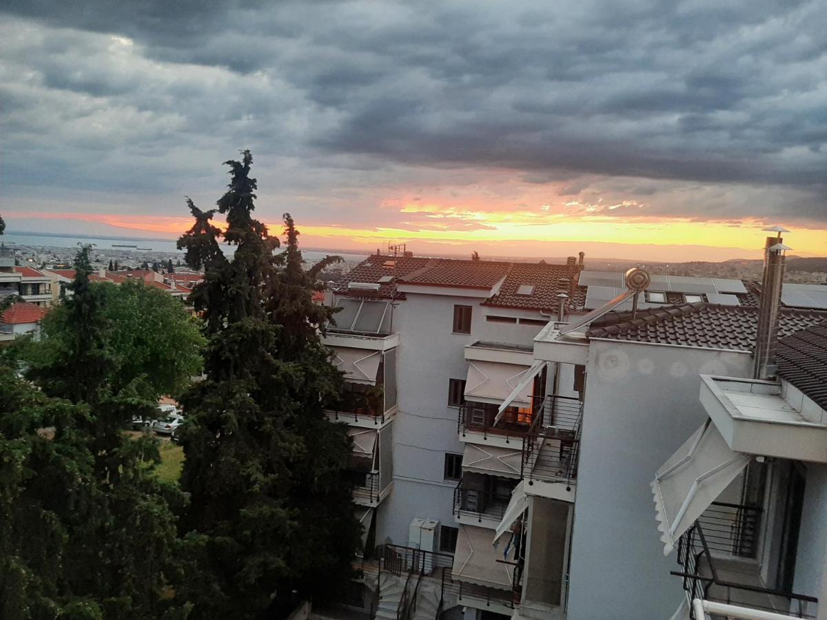 Όμορφο Διαμέρισμα- Σοφίτα Με Υπέροχη Θεα Солун Екстериор снимка