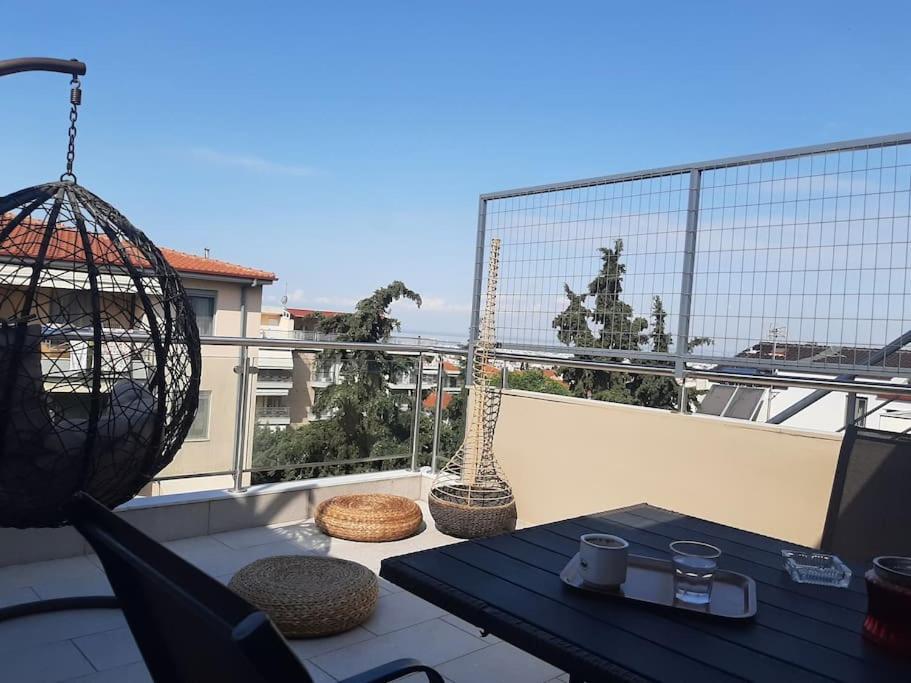 Όμορφο Διαμέρισμα- Σοφίτα Με Υπέροχη Θεα Солун Екстериор снимка